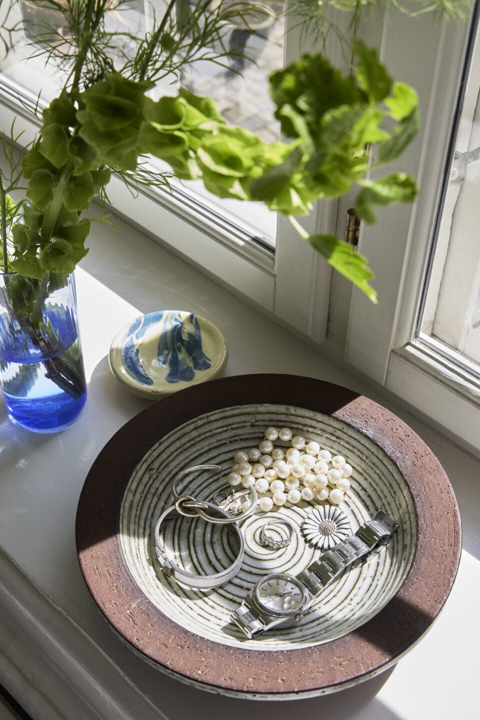 Kresta har få smykker, men alle har en betydning.
Armbåndet med knuden fra Georg Jensen fik
hun i stedet for en ring, da hun blev gift. Ringen er
en gave fra svigermor, da familien flyttede hjem
fra USA, og Hermès-armbåndet er en gave fra
Krestas mand. Marguerit-brochen er en gave fra
svigermor til Krestas datter, da dronning Margrethe
abdicerede. Uret er fra Rolex og perlerne vintage.
