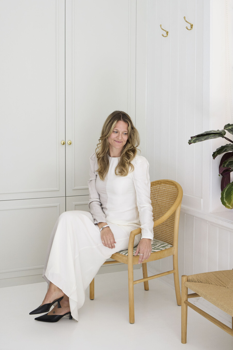 Cynthia Rowley-kjolen købte
Kresta i en vintagebutik i New
York. Desværre har hun ikke
brugt den så meget, men hun
føler sig både fin og godt tilpas i
den på samme tid. Sorte vintageslippers er også fra New York.