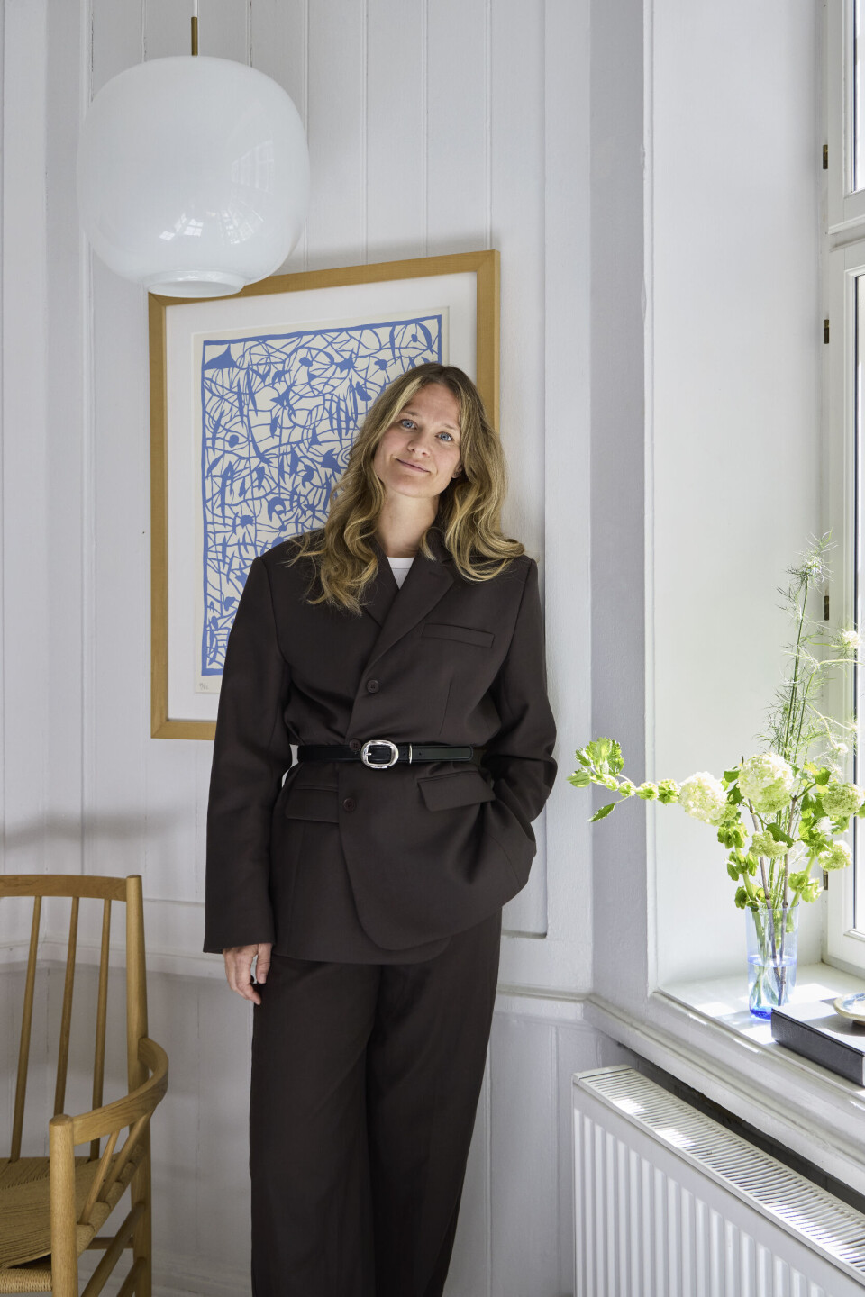 Kresta i sæt fra skrædderbrandet Hope, som hun elsker for
deres velsiddende basisting i
dæmpede farver. Her er det
stylet med bælte fra Zara i
taljen og sneakers.