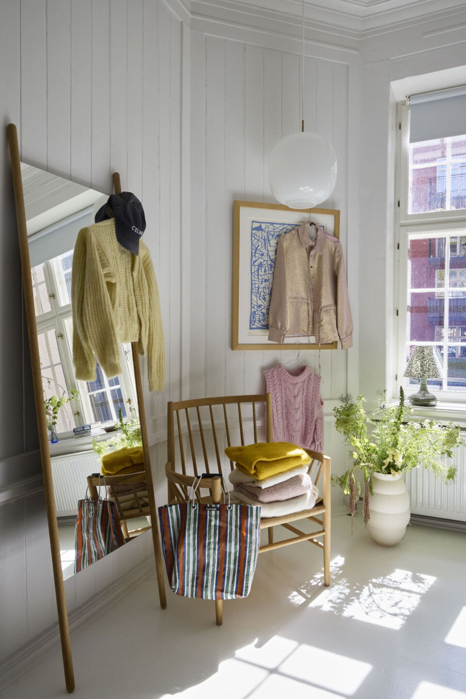Strik er en favorit i Krestas klædeskab,
både hjemmestrikket og købt. Lysegul
cardigan er hjemmestrik fra Petite
Knit, kasket fra Celine, bunke af strik er
highstreet og hjemmestrik, shopper
fra Lovechild 1979, jakke fra Stine Goya
og lyserød vest fra Cecilie Bahnsen.