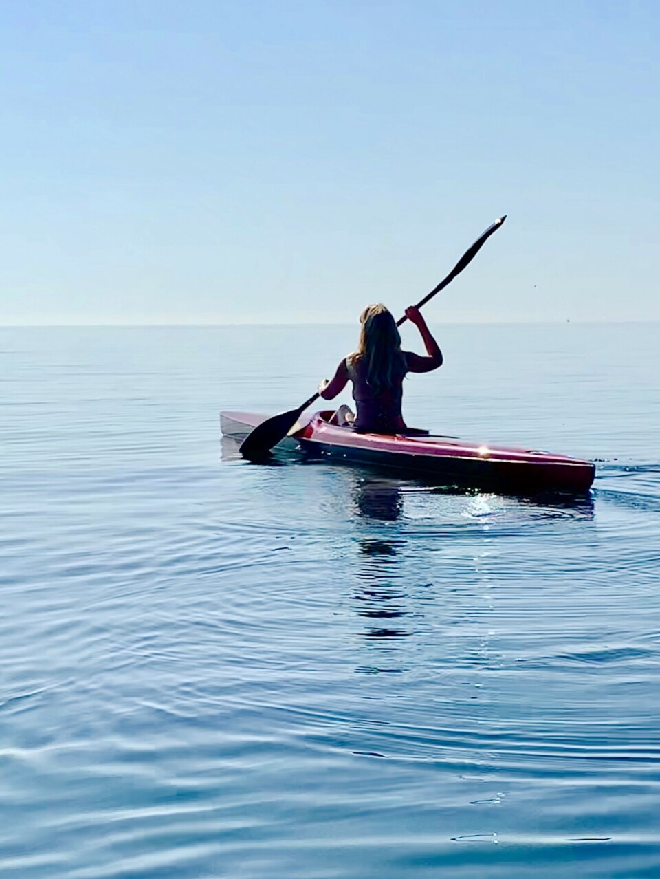 Det her billede er
smukt for mig, fordi … en stille solskinsmorgen på
Øresund i kajak er så livgivende
og fyldt af ren lykkefølelse. Min
dejlige veninde tog billedet,
da vi roede ud en tidlig
morgenstund i havblik, stilhed og
sommervarme. Billedet vækker
en følelse af ægte glæde og
længsel efter den frihed, der er i
blot at ro ud på vandet og være
i ro i naturen. Magisk.