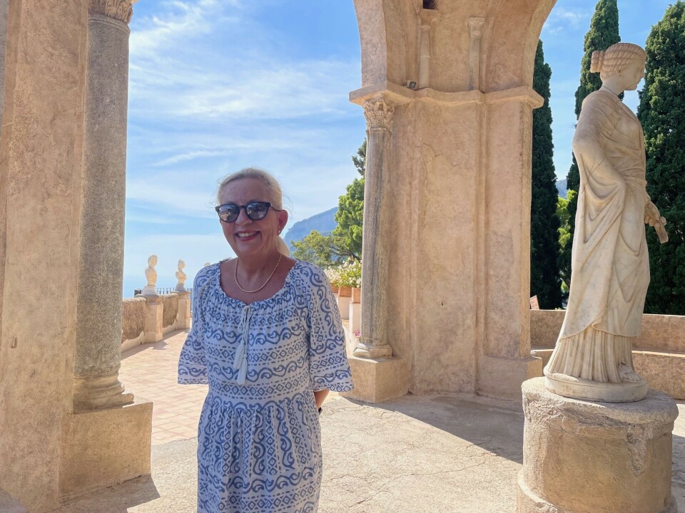 Anette Price med marmorstatuetter i baggrunden i Italien.