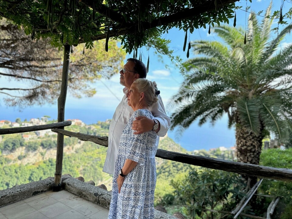 James Price står med armen omkring Anette Price.