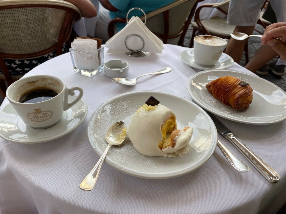 Billede af de to berømte kager, en delizia al limone-kage og en sfogliatelle.