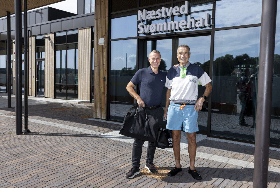Helge Adam Møller står ude foran Næstved svømmehal.