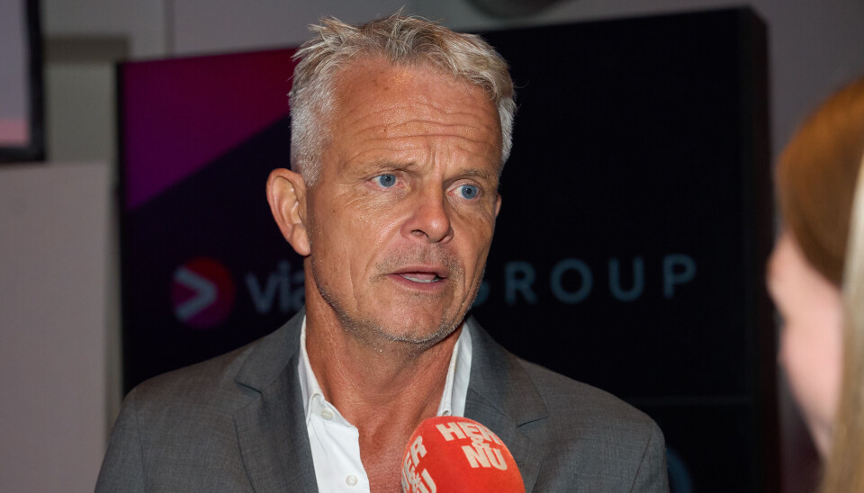 Jakob Kjeldbjerg bliver interviewet om tabet af sin hund.
