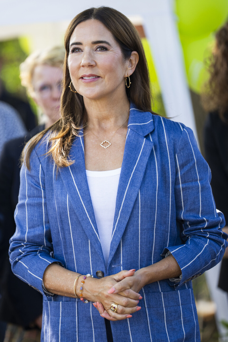 Dronningen, der var i et stribet sæt fra Ralph Lauren, bar også en Marrakesh-halskæde fra guldsmed Louise Grønlykke. Smykket er udført i 18 karat guld og besat med 40 diamanter.