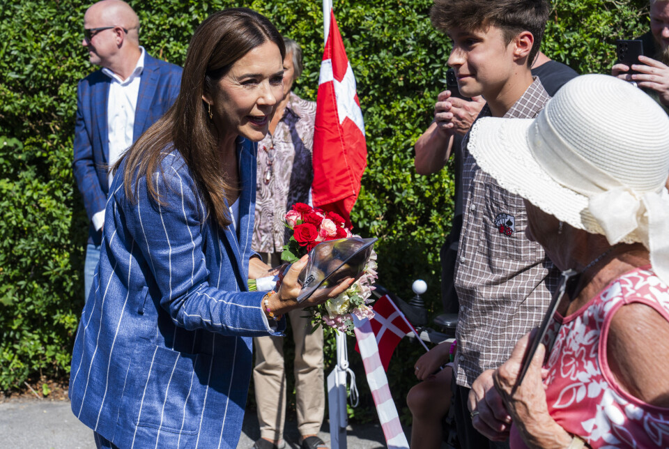 Dronning Mary tager imod en pose hjemmedyrkede figner.