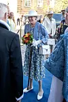 Dronning Margrethe matchede den nye messehagel med et sæt bestående af en hvid hat, en blå jakke og en kjole med print af den klokkeformede blomst Sommerhvidblomme.