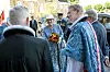 Dronning Margrethe med en buket blomster i favnen.