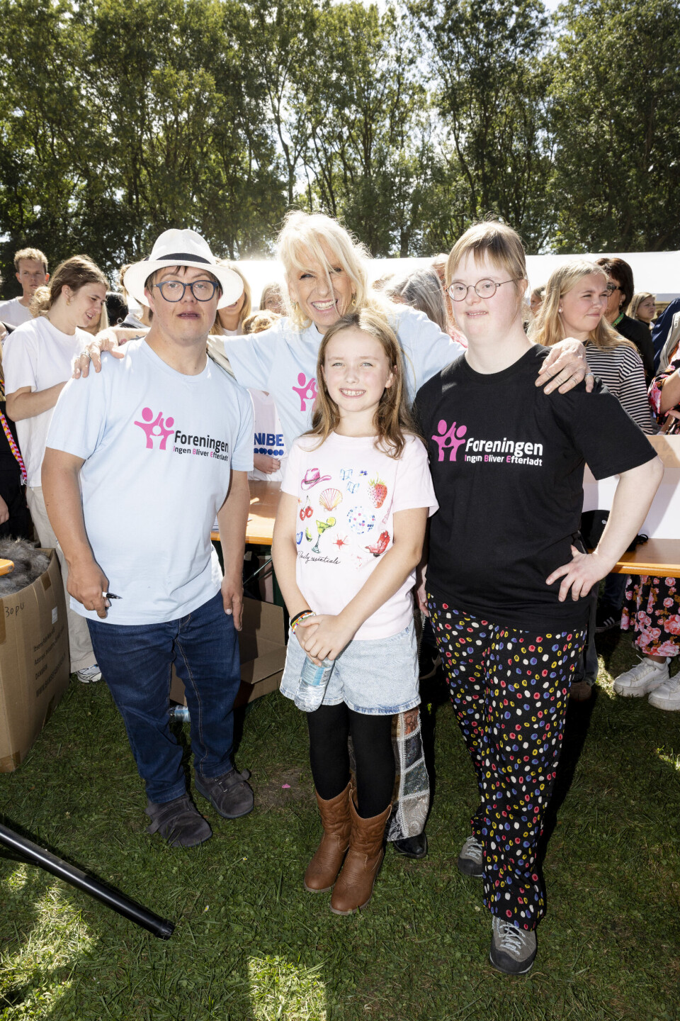 Sanne Salomonsen havde sit 9-årige barnebarn Maggie Ray med til basar hos Jeff og Caroline.