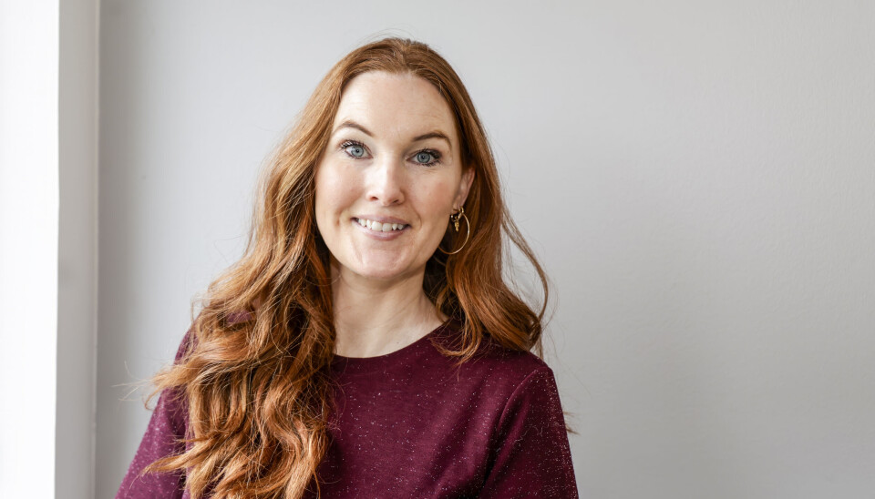 Louise Gade Sig foran en hvid væg i Århus