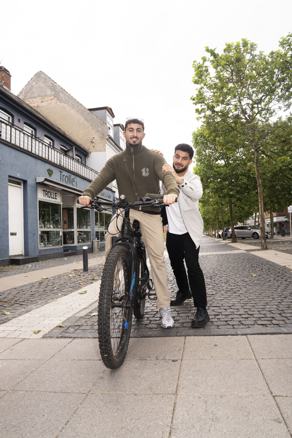 Rand og Mohammed på cykel.