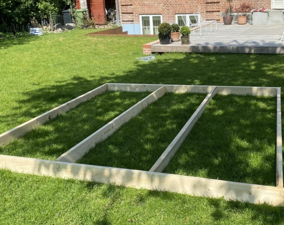 Anne skabte et shelter af genbrugsmaterialer – se den vilde forvandling her