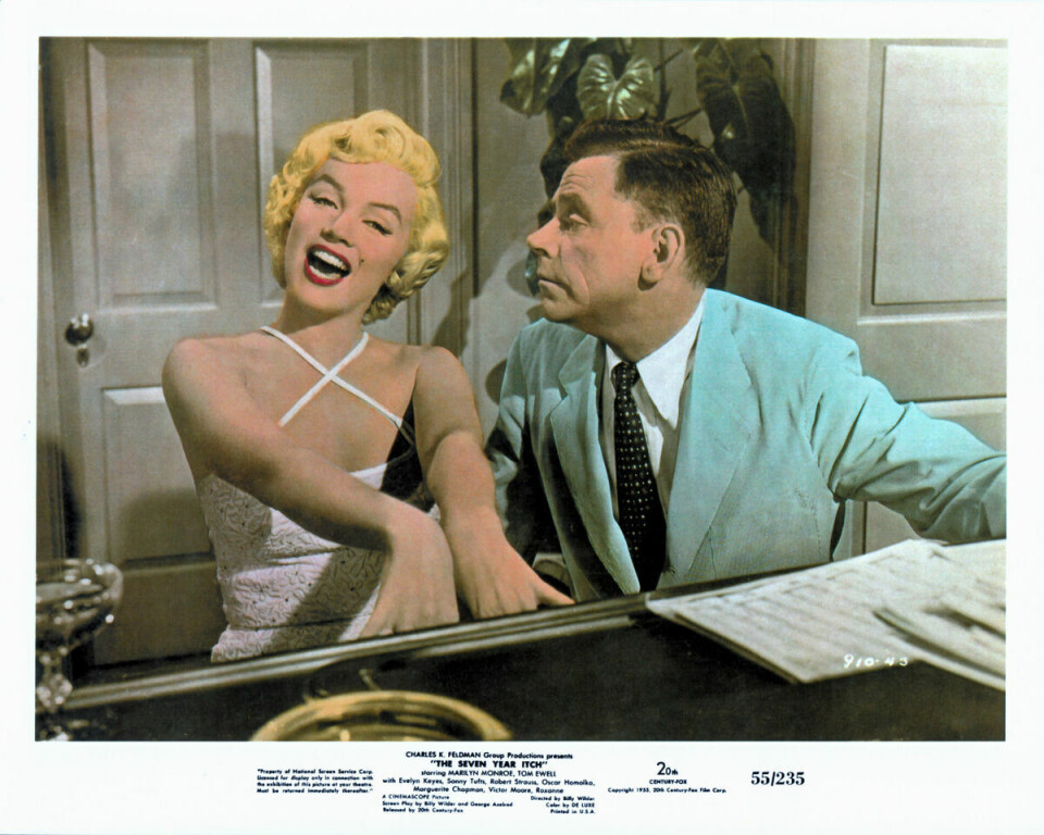 Marilyn Monroe smiler stort.