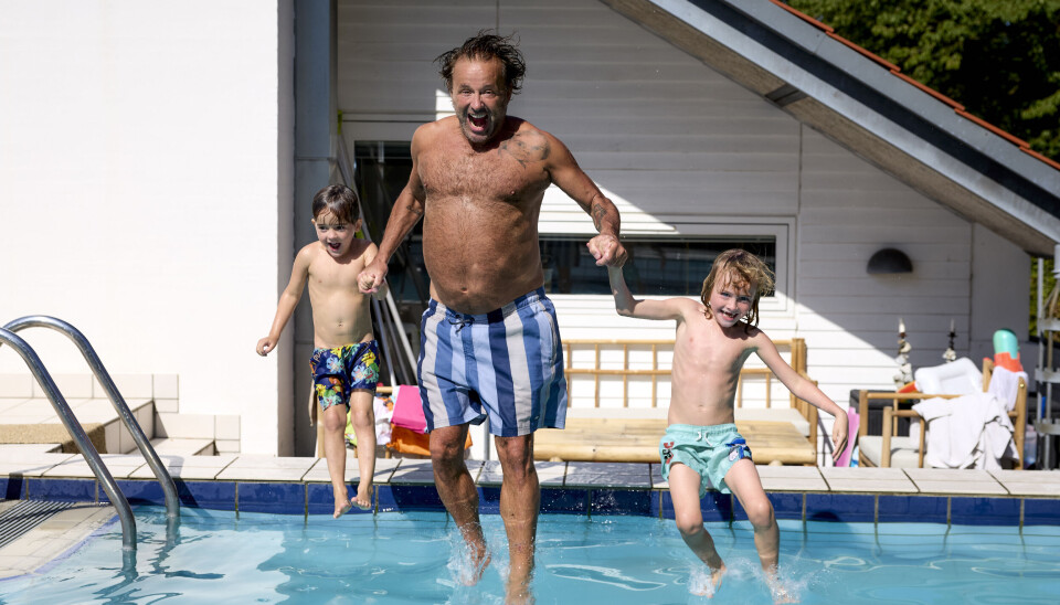 Dennis Knudsen og børnene Lucas, Noah og Aura Knudsen hopper i poolen.
