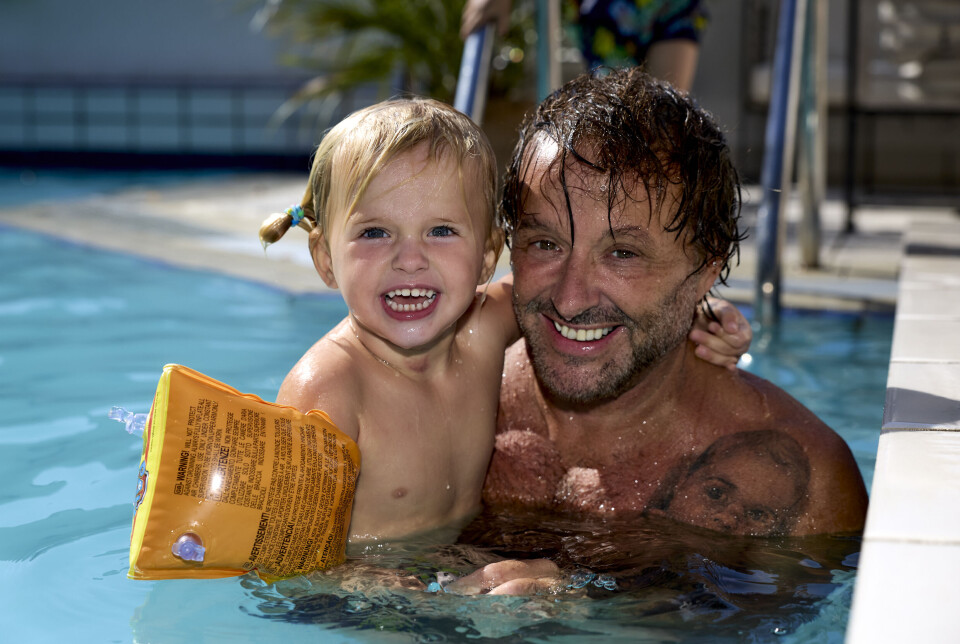 Aura og Dennis Knudsen i poolen