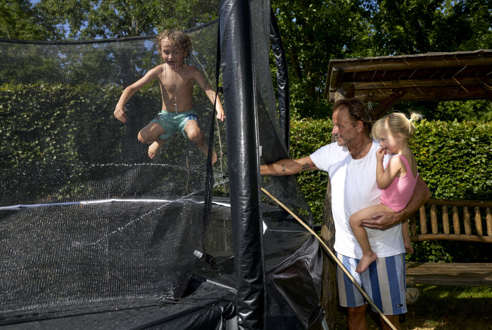 Dennis Knudsen og ungerne hopper på trampolin