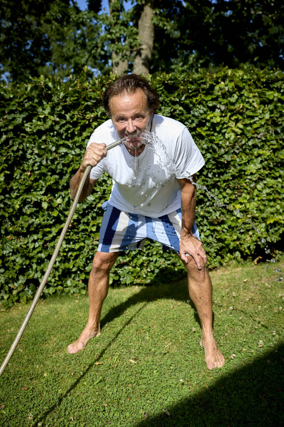 Dennis Knudsen med haveslangen.