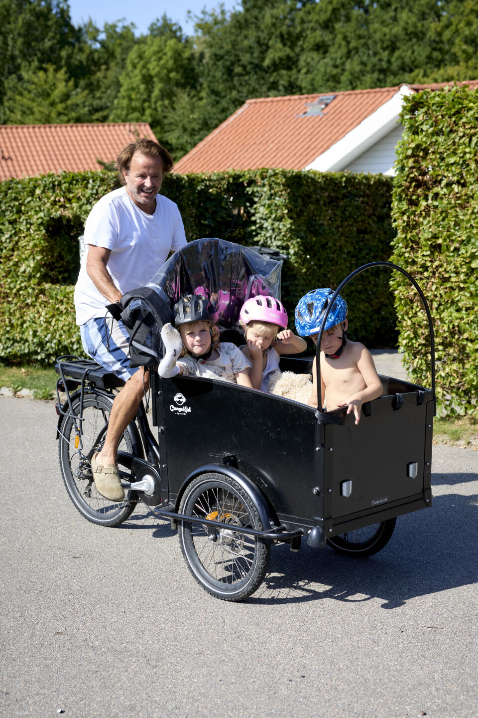 Dennis Knudsen og børnene Lucas, Noah og Aura cykler på ladcykel.