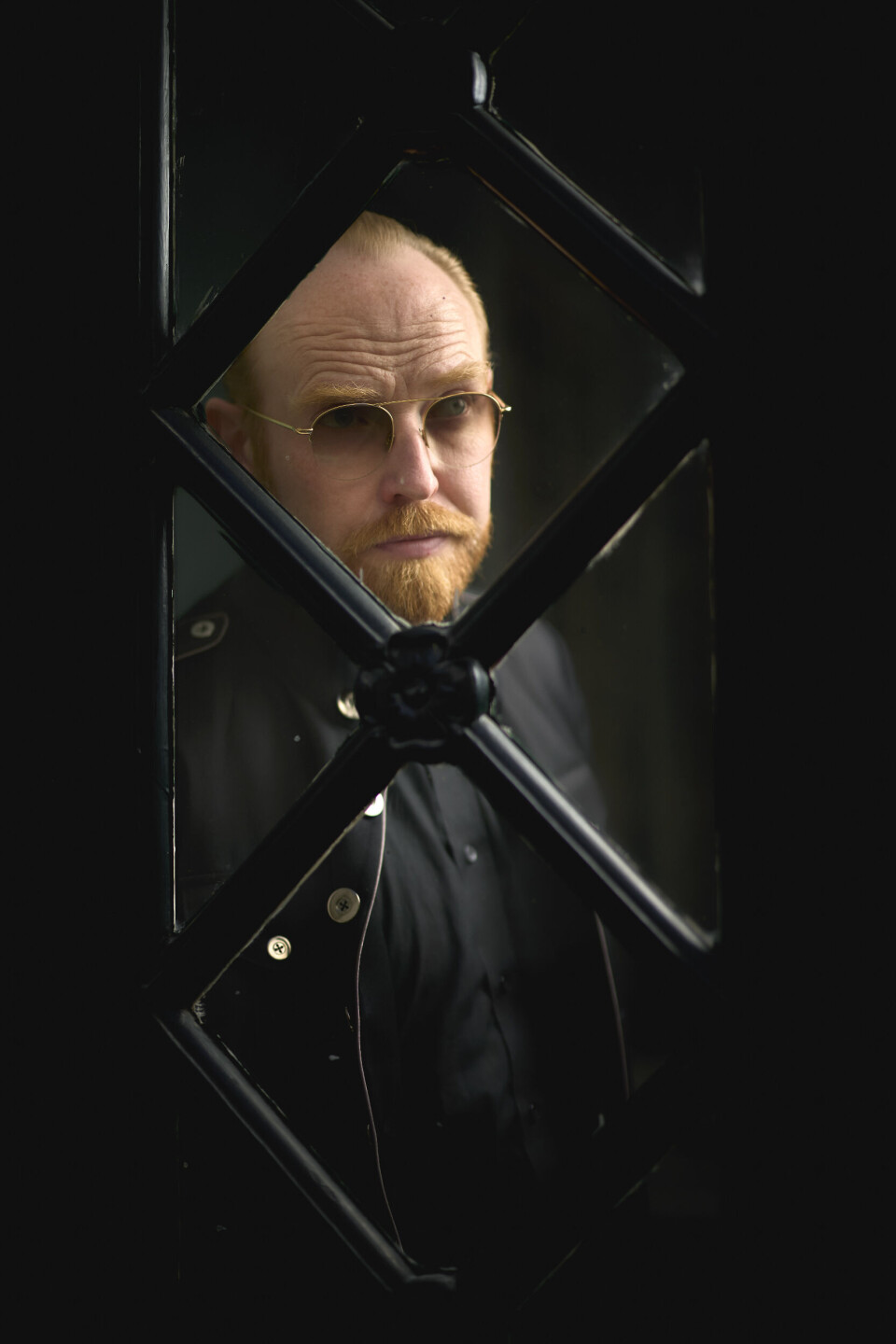 Jan Hellesøe bag et vindue