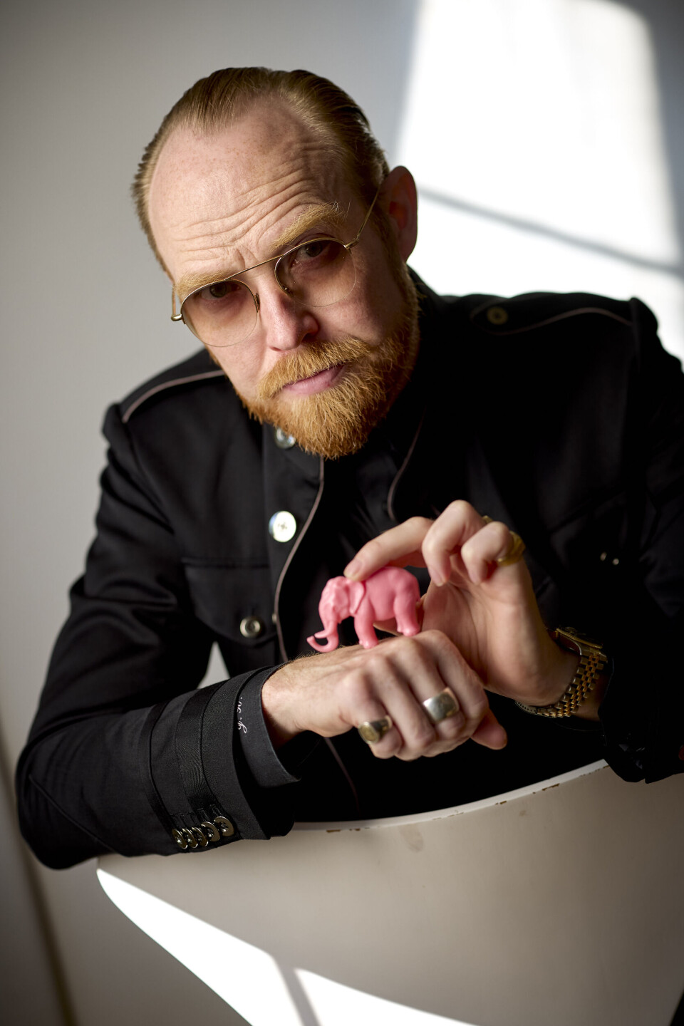 Jan Hellesøe med en lyserød elefant