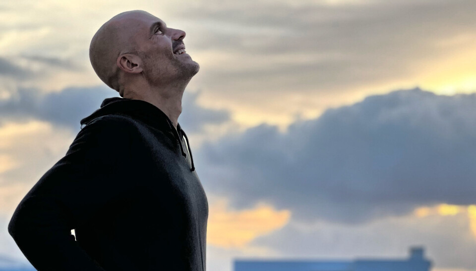Tor Andersen står i solopgang