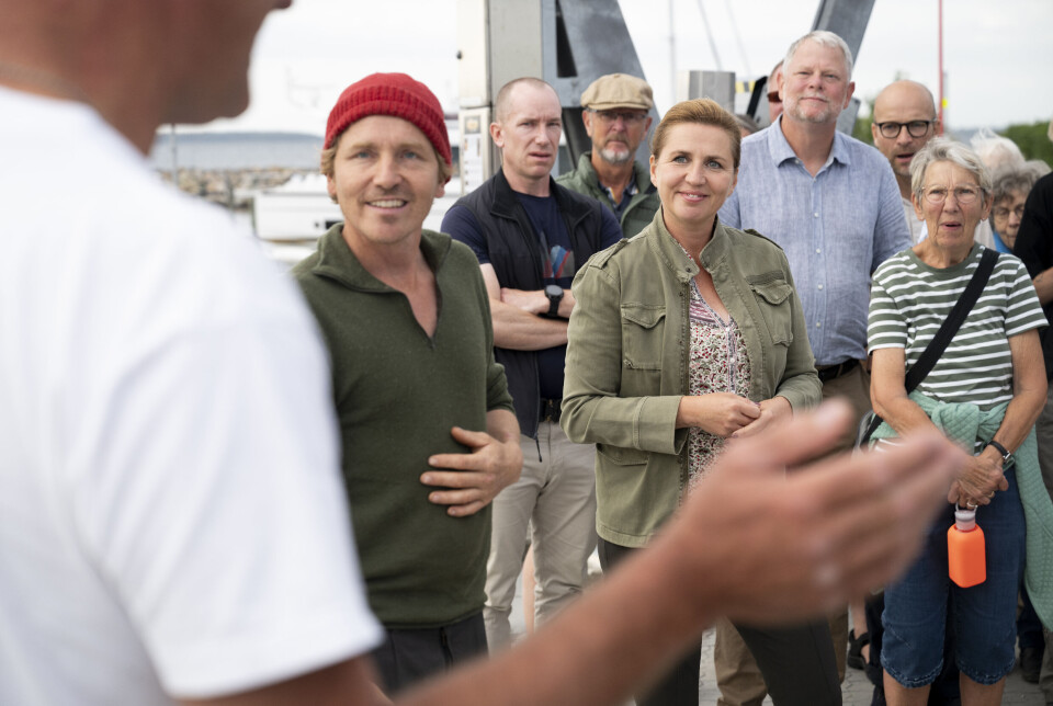 Undervejs fortalte en erfaren fisker om, at der til tider bliver fanget mange makreller i fjorden. – Det er vi mange, der er glade for, lød det fra Mette, der blev mødt af store grin fra forsamlingen. For et par år siden fik hun massiv opmærksomhed, da hun udgav et billede af sin makrelmad på sociale medier.