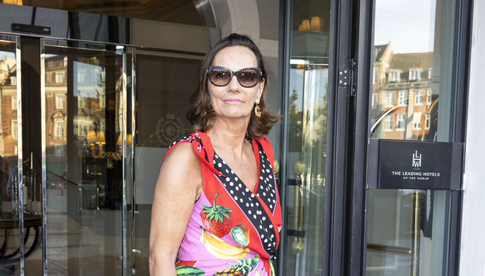 Janni Spies i en smuk slå-om-kjole fra Dolce & Gabbana