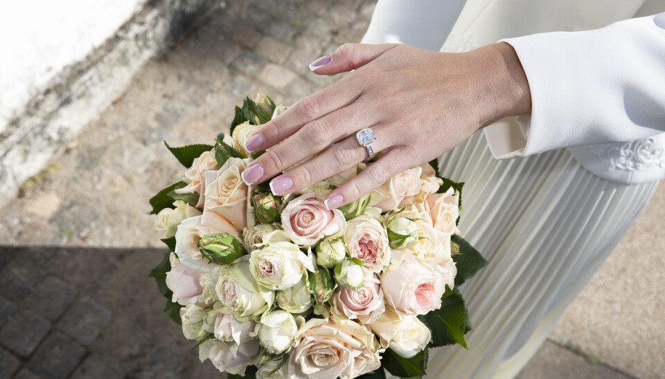 Isabella fik sin flotte forlovelsesring juleaften. Parret venter med vielsesringene til det store bryllup.