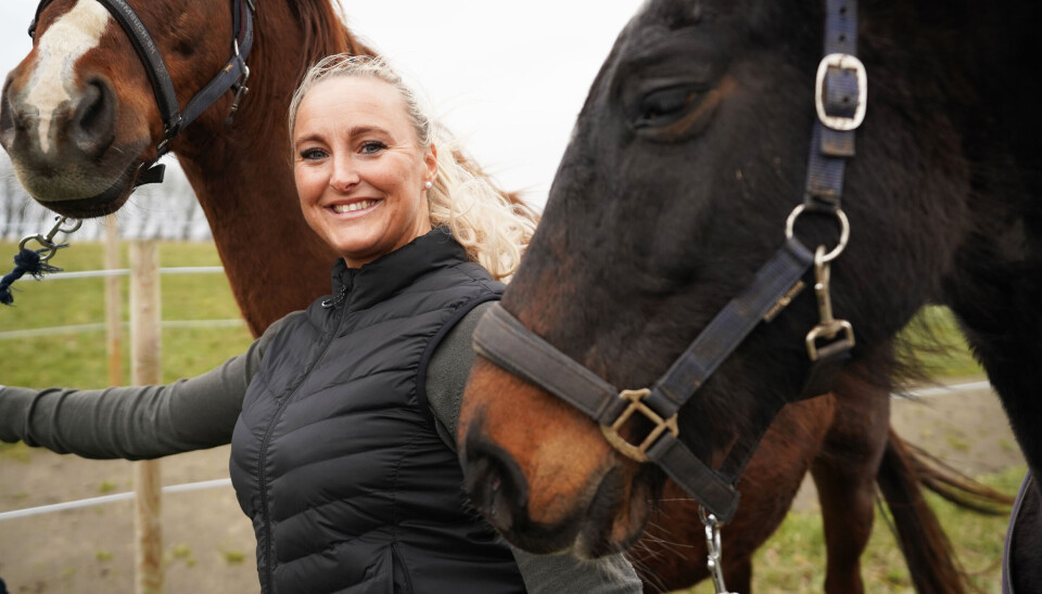 Kimi Nielsen med to af sine heste.