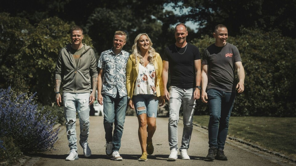 Kimi Nielsen har inviteret fire mænd med hjem til sit landsted.