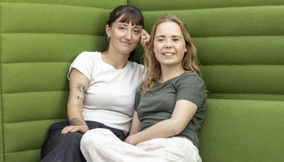 Amalie og Mille fra 'Først til verdens ende' sidder i en grøn sofa hos TV 2