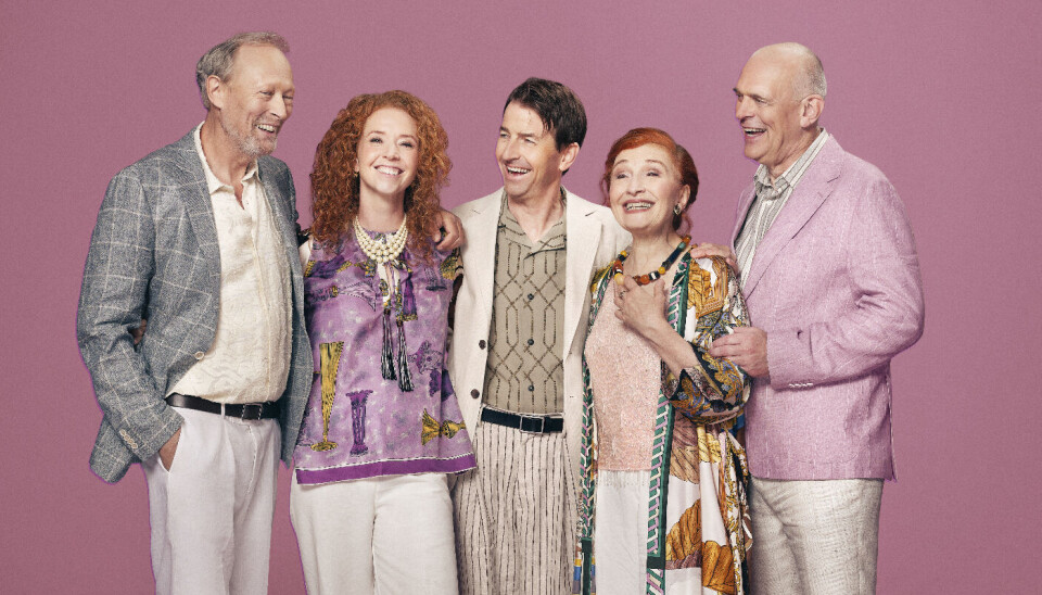 Bodil Jørgensen, Niels Olsen og Mads Knarreborg Lars Mikkelsen og Johanne Louise Schmidt er holdet i Cirkusrevyen 2026.