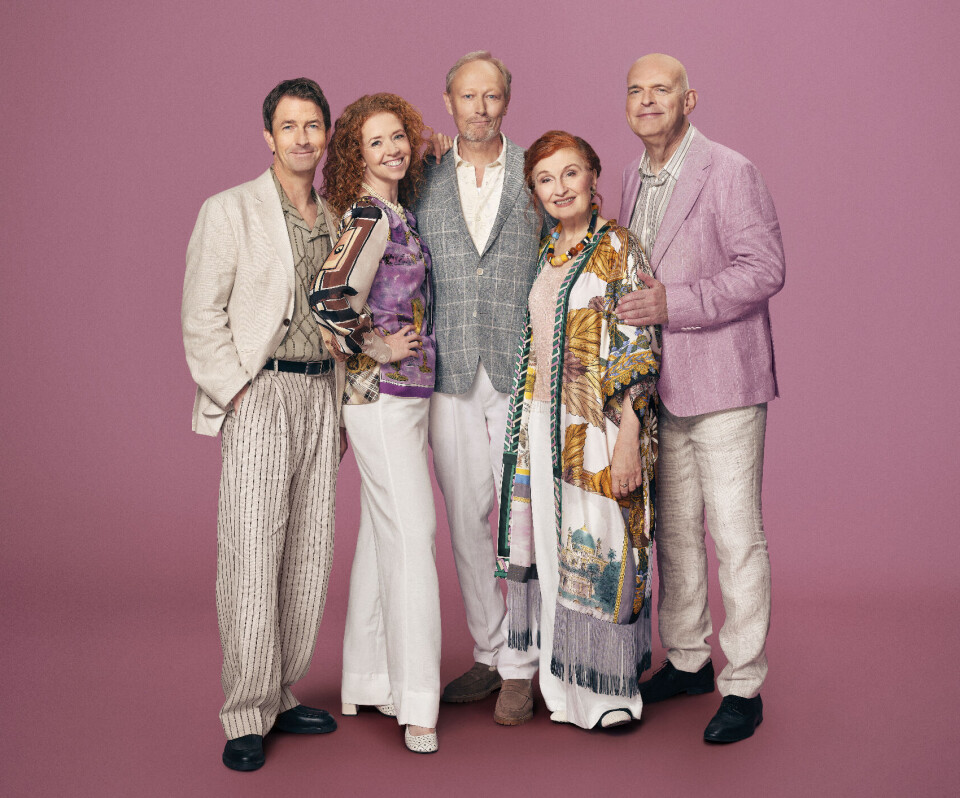 Bodil Jørgensen, Niels Olsen og Mads Knarreborg Lars Mikkelsen og Johanne Louise Schmidt er holdet i Cirkusrevyen 2026.