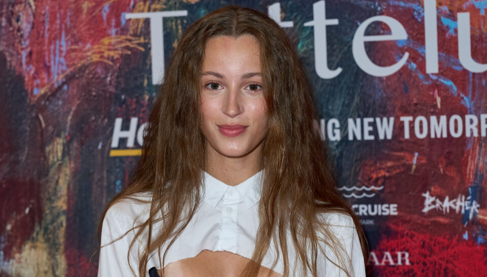 Josephine Højbjerg til premiere på 'Hood' iført hvid skjorte og sort top