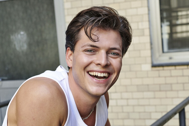 skuespiller alex høgh smiler til kameraret
