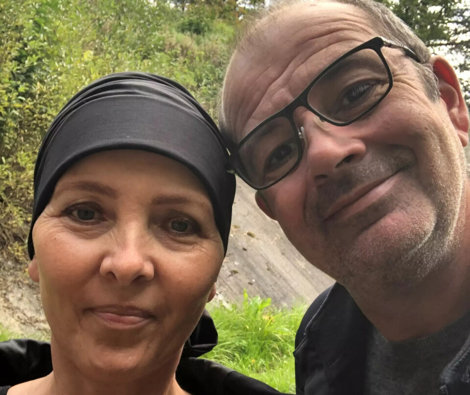 Merete på gåtur i naturen med sin partner.