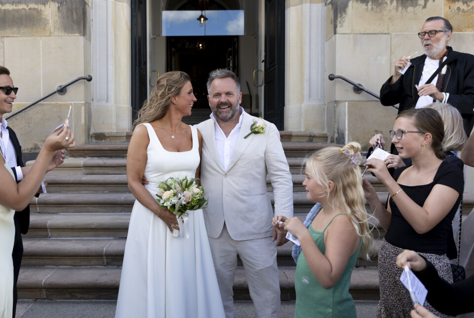 Frederikke står sammen med sin mand Peter