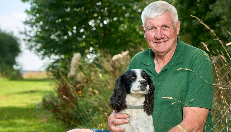 Lars sidder sammen med sin hund.