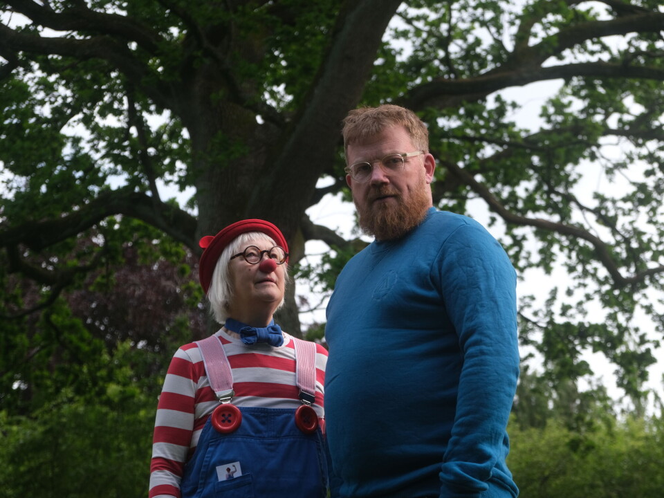 Ludo og Anders står foran et træ sammen.