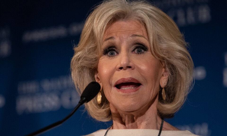 Jane Fonda ser overrasket ud og kigger ind i kameraet