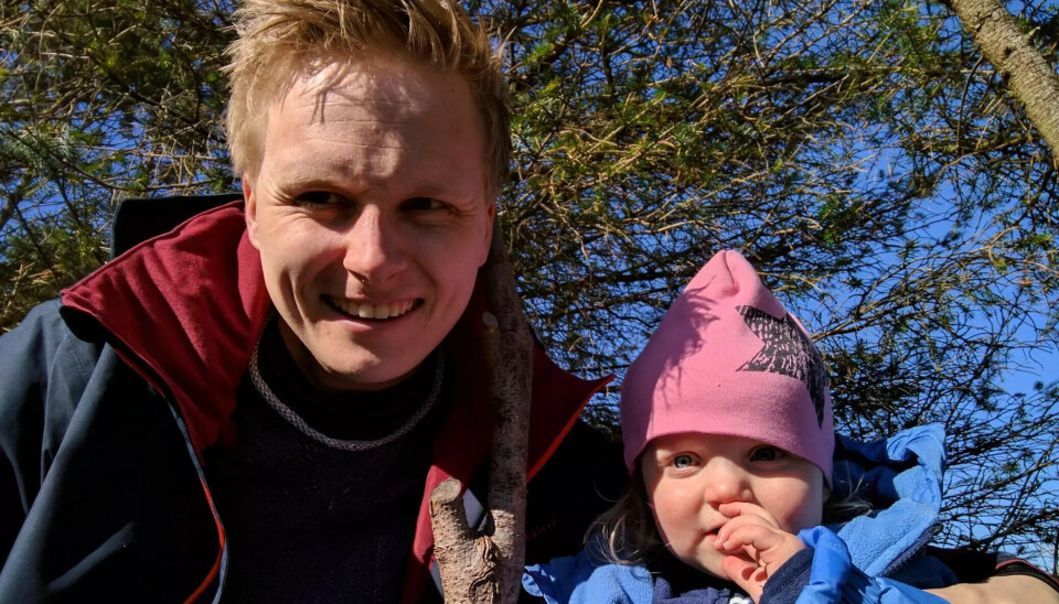 Anders Eid sammen med sin lille datter