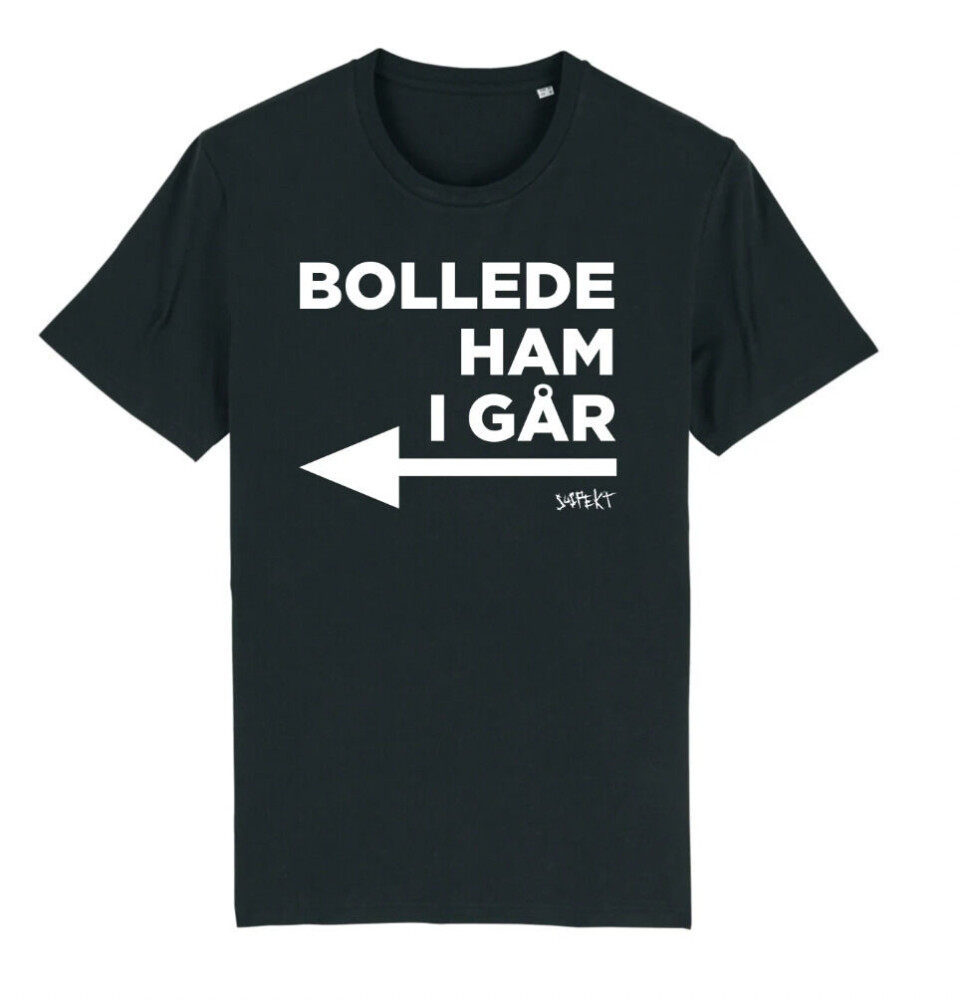 En sort t-shirt med teksten 'Bollede ham i går' med hvid skrift.