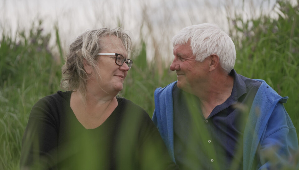 Gitte og Lars kigger hinanden dybt i øjnene