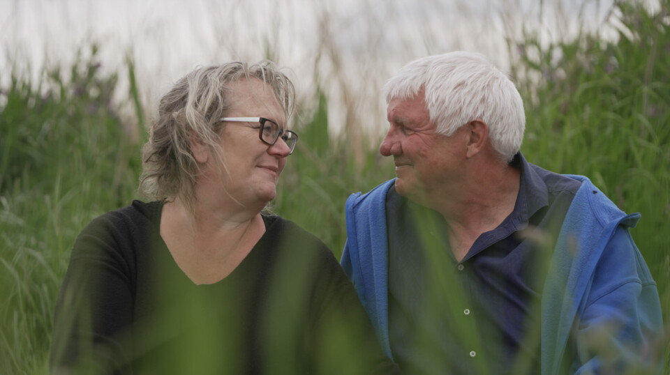 Gitte og Lars kigger hinanden dybt i øjnene