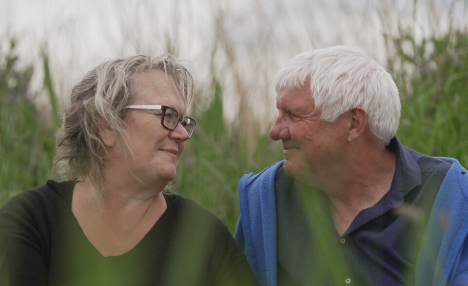 Gitte og Lars kigger hinanden dybt i øjnene