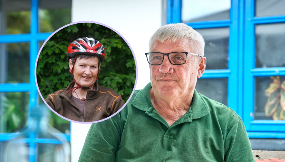 Lars P sidder foran sin gård i Herning med blå ruder. Heller smiler ind i kameraet med en cykelhjelm på.