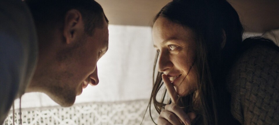 ’Kærlighedens gerninger’ er landet i biografen: Her er, hvorfor du bør se den