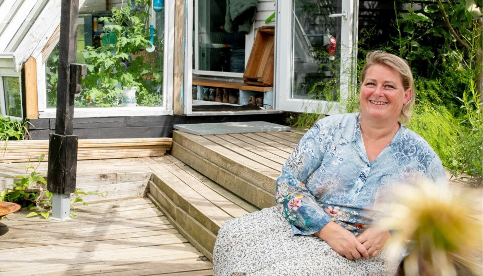 Lærke, som sidder foran sit tiny house.